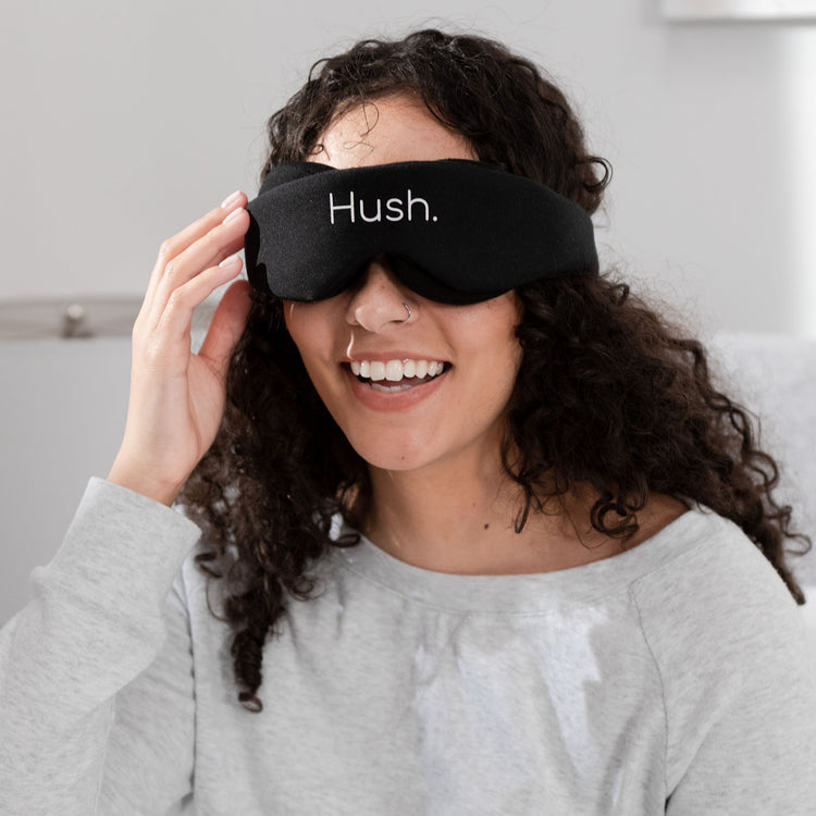 Femme souriante portant Masque de sommeil Hush "Blackout"
