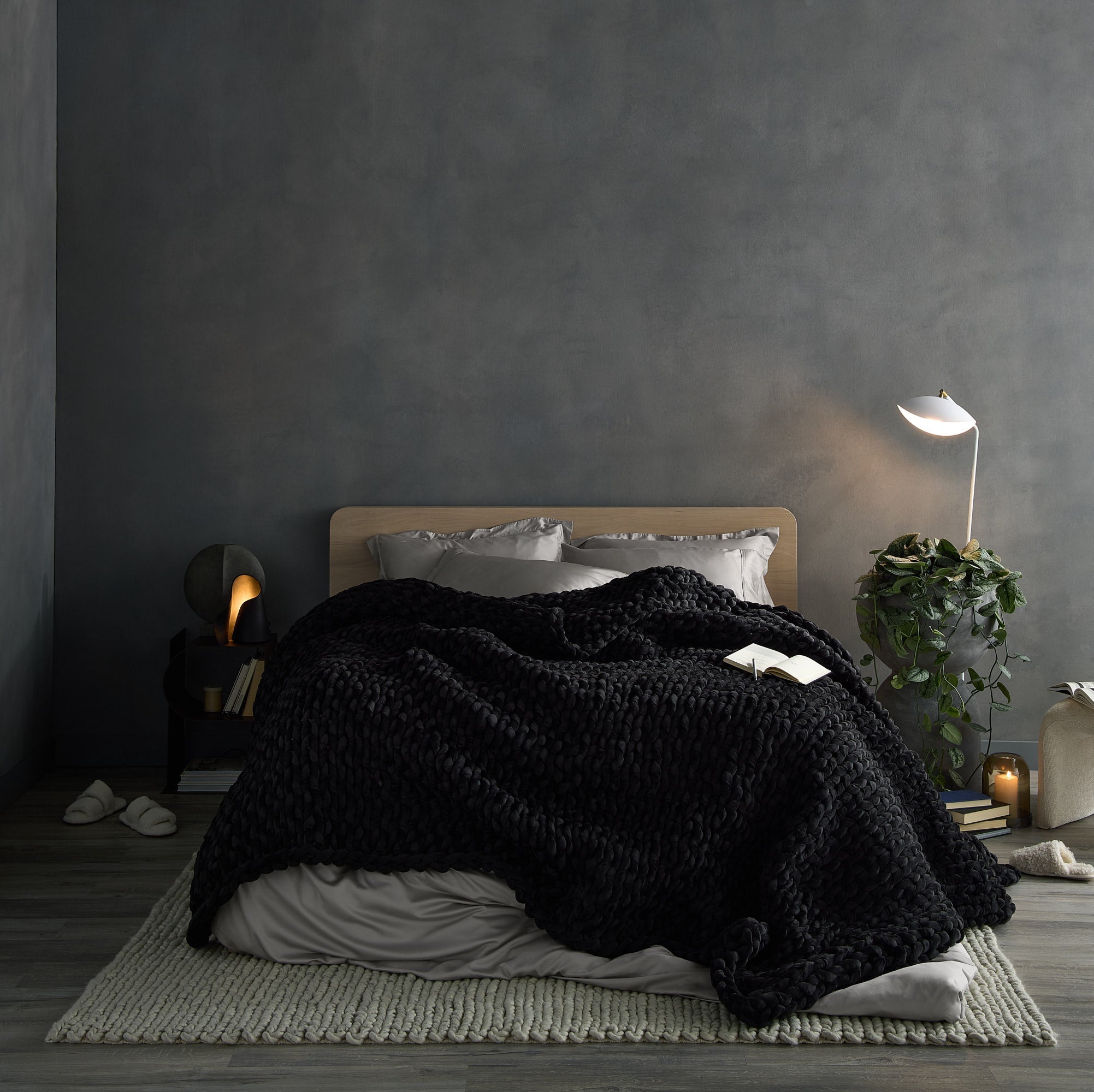 Black Mega Knit Weighted Blanket: Chunky & Stylish Comfort